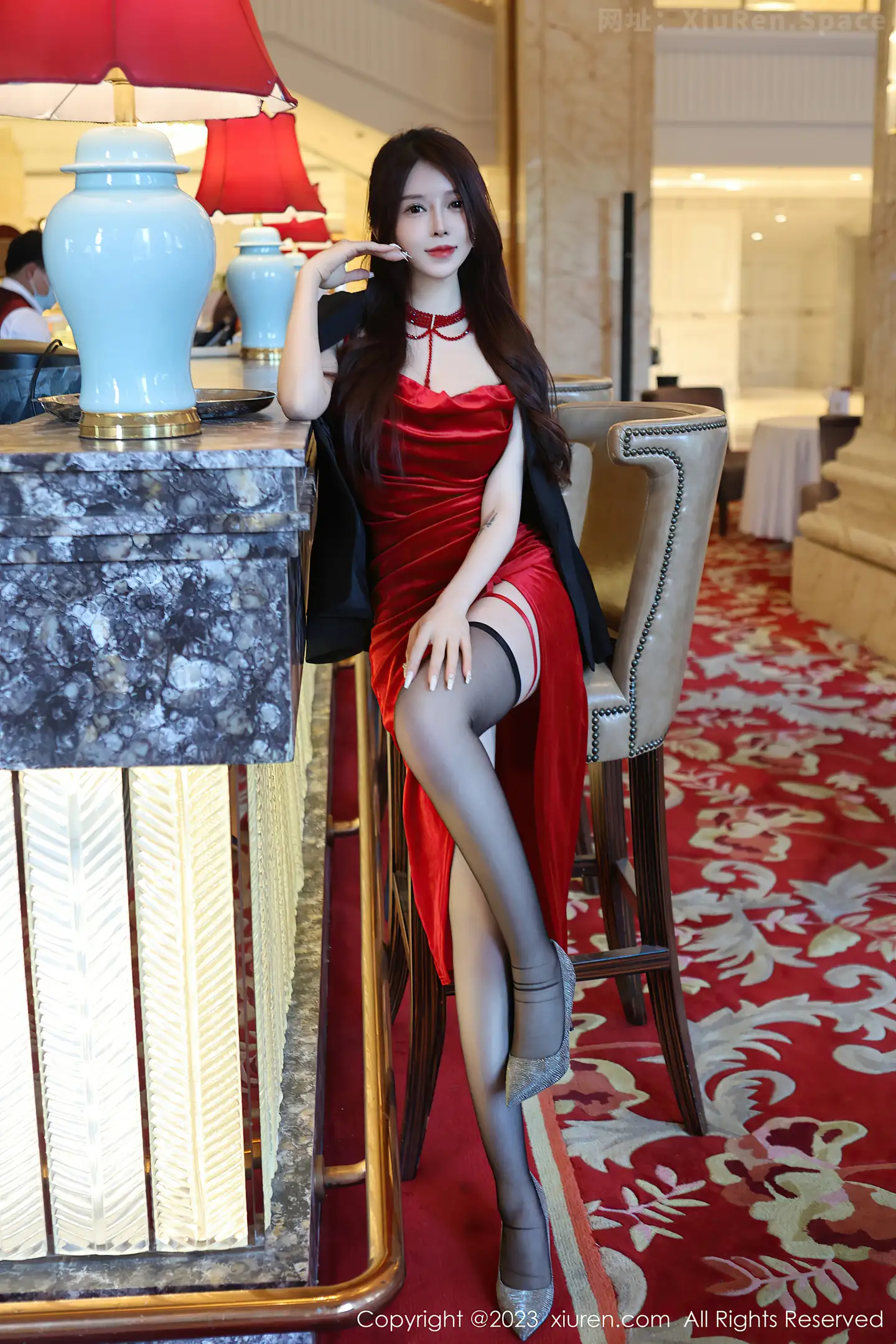 图片[3]-[XiuRen秀人网]2023.03.23 VOL.6460 玉兔miki 红色吊带连衣裙与黑色蕾丝内衣加黑丝美腿性感私房写真集-秀人网官方网站